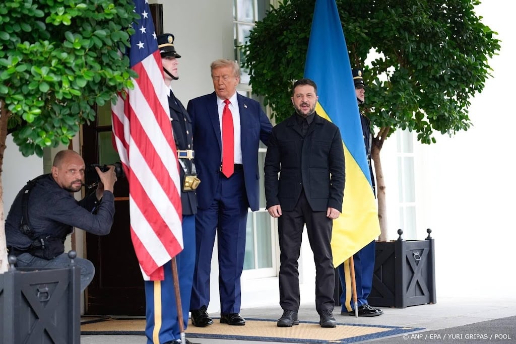 Zelensky in zwart pak maar zonder das naar Witte Huis
