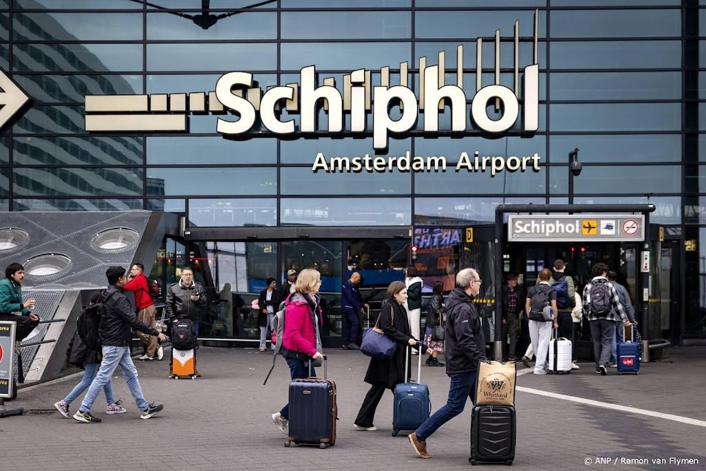 Schoonmakers staken op Schiphol tegen verlaging ziektegeld