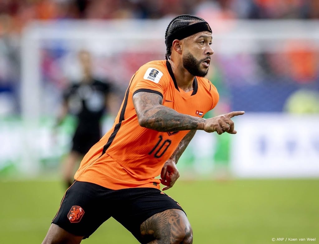 Tevreden Depay tekent bij en ziet hoe groot Corinthians is