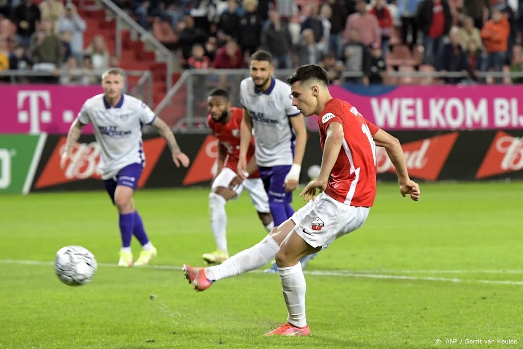 FC Utrecht speelt gelijk tegen RKC op rumoerige voetbalavond