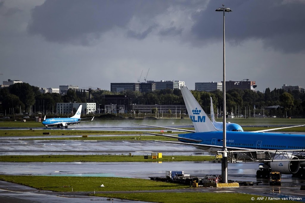 KLM schrapt vanwege drukte Schiphol maandag 42 vluchten 