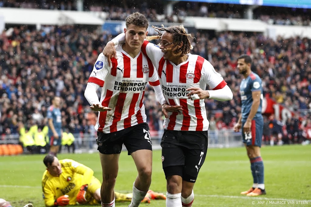 PSV klopt Feyenoord (4-3) en neemt tweede plek in Eredivisie over