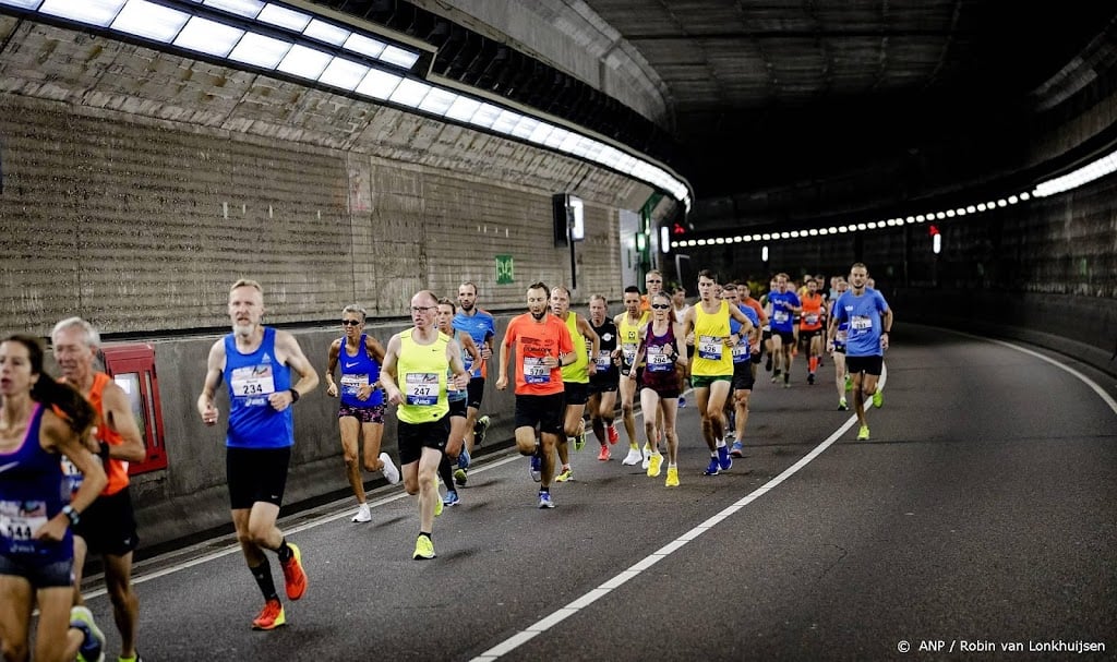Tienduizenden deden mee aan 'behoorlijk natte' Dam tot Damloop