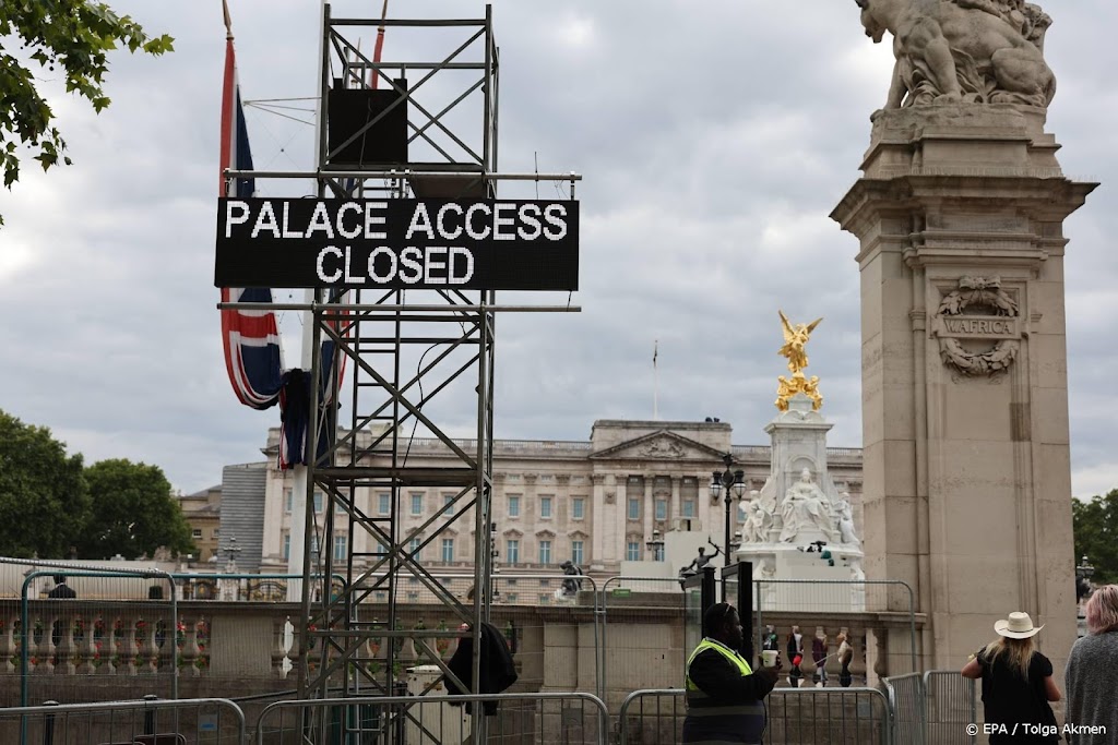 Oranjes arriveren op Buckingham Palace