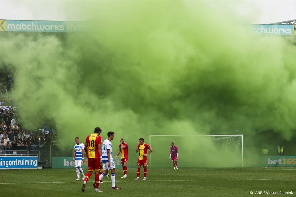 Politie onderzoekt op afstand bediende rookbommen bij PEC Zwolle