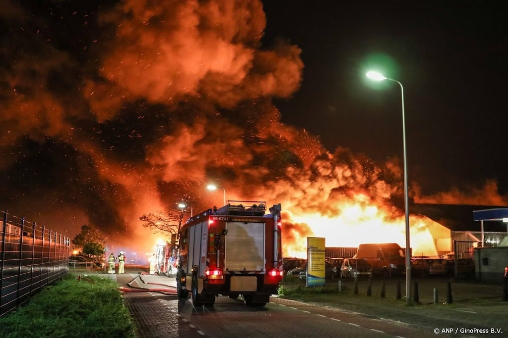 Grote brand in loods vol stro in Kampen