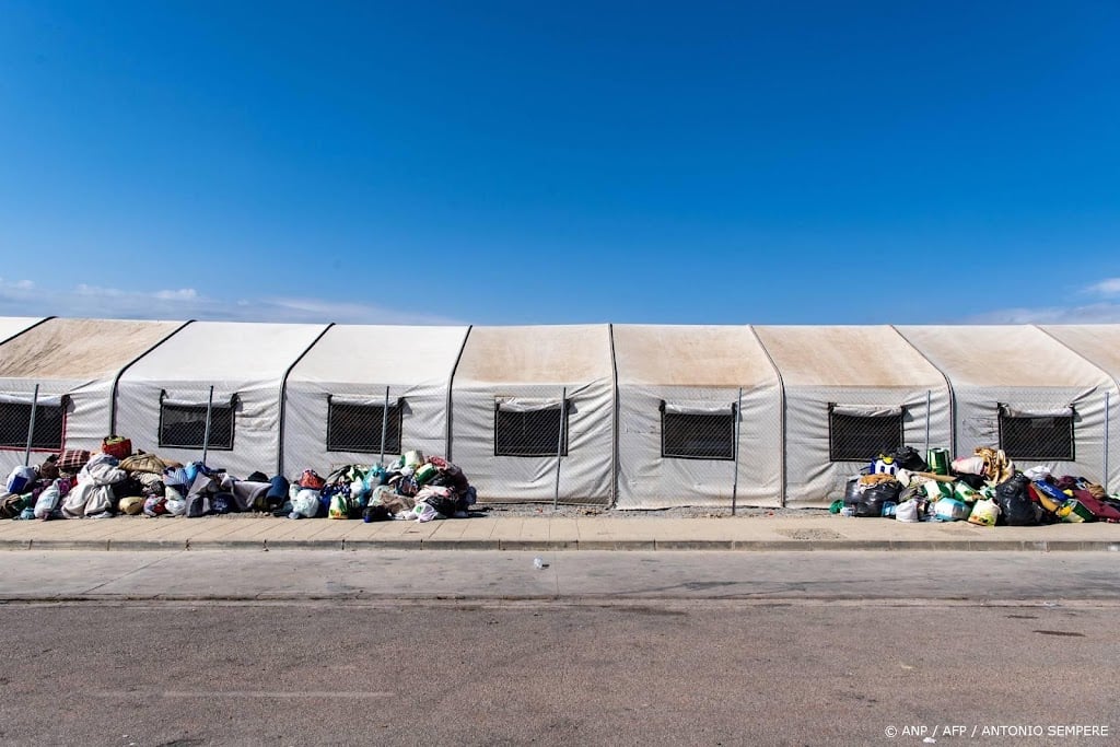 Politie Ceuta brengt migranten over naar nieuwe opvangplek