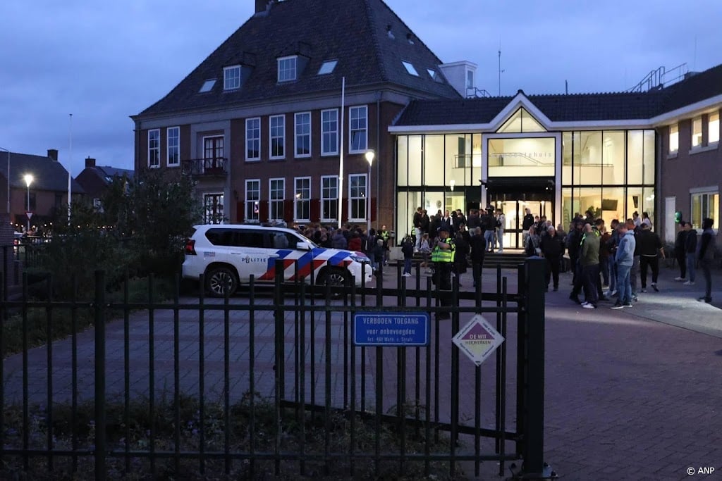 Flinke schade aan gemeentehuis Opheusden na protest tegen azc 