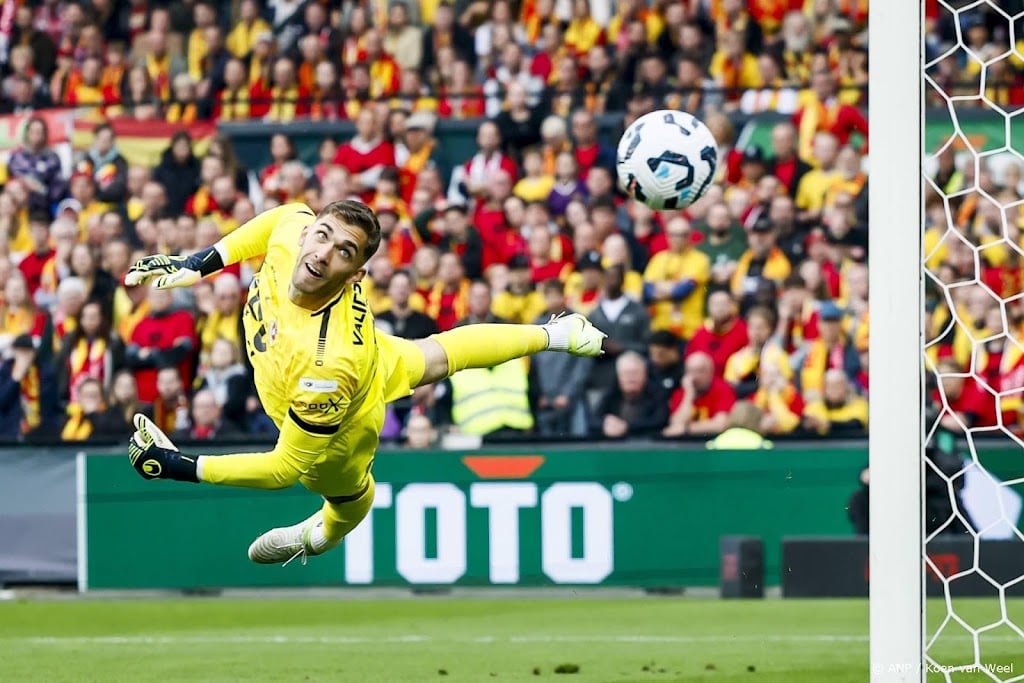 Van Bommel laat AZ-keeper De Busser debuteren in selectie België