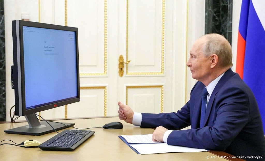 Poetin brengt stem uit in Russische parlementsverkiezingen