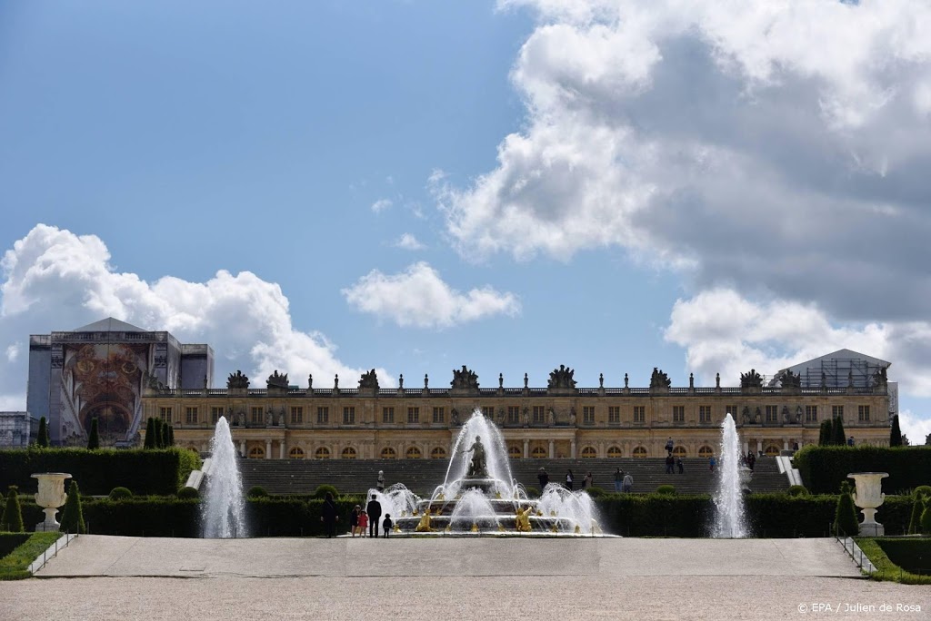 'Koning' dringt paleis van Versailles binnen