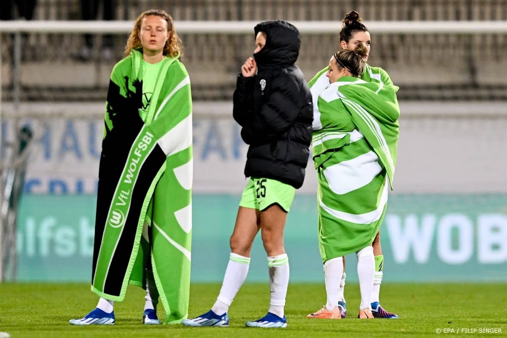 Verrassend verlies Wilms en Janssen met Wolfsburg in CL  