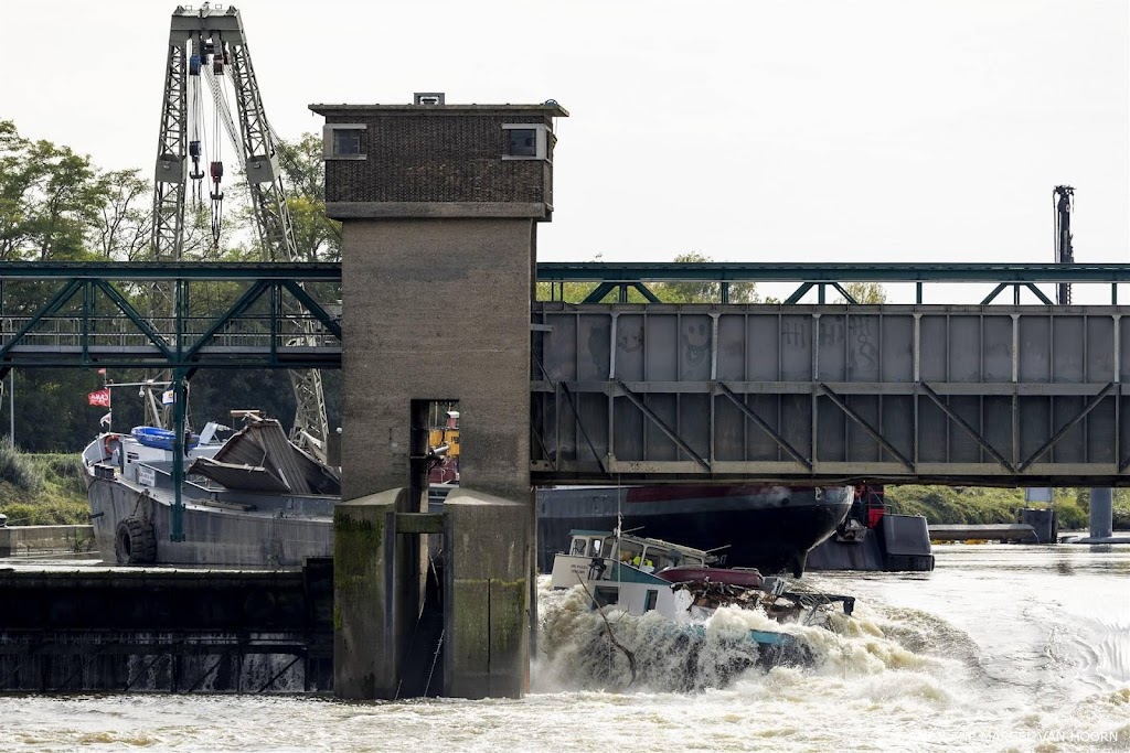 Schuif van stuw bij Maastricht dicht nu vrachtschip weg is