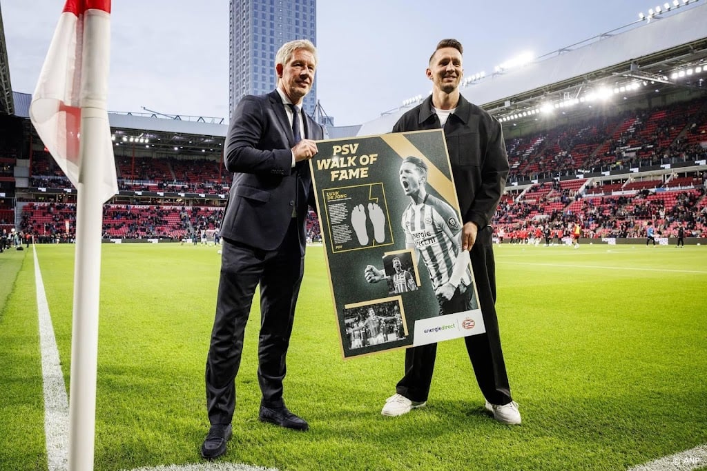 PSV eert De Jong met tegel en bronzen aanvoerdersband