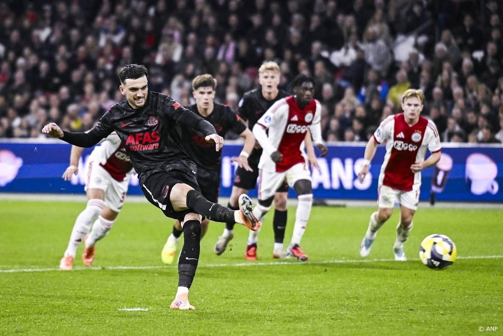 Ajax verder in de problemen na thuisnederlaag tegen AZ