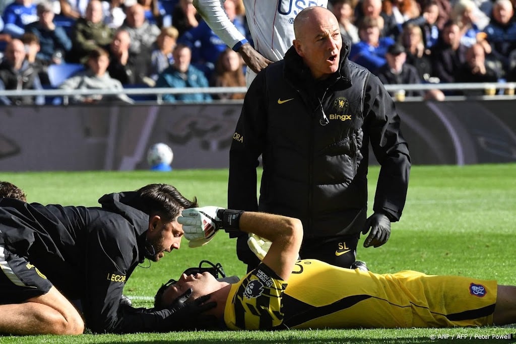 Chelsea-doelman Martínez breekt kaak bij botsing