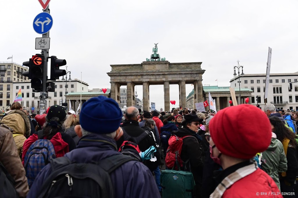 Coronabetogers verzamelen zich bij de Bondsdag in Berlijn