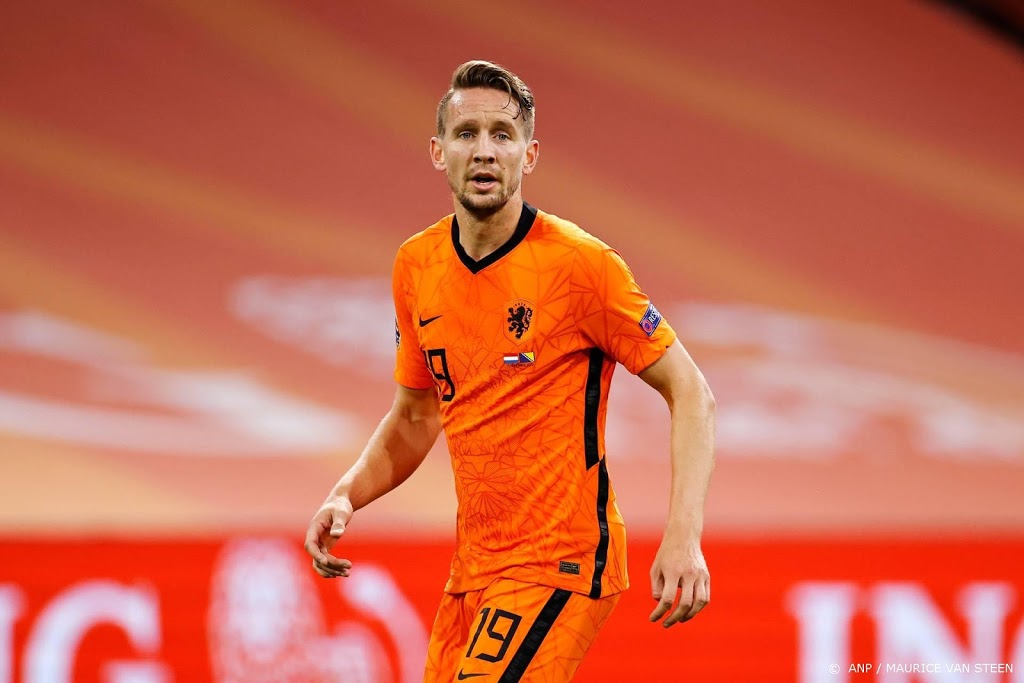 De Boer laat Wijndal, Dumfries, Berghuis en De Jong buiten basis