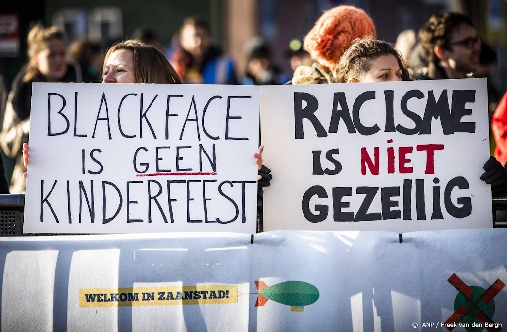 Kick Out Zwarte Piet in De Lier ontvangen met vuurwerk en eieren 