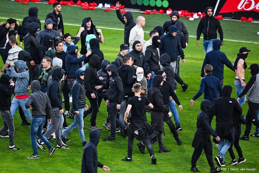 OM vervolgt 57 mannen voor rellen FC Utrecht - Go Ahead Eagles
