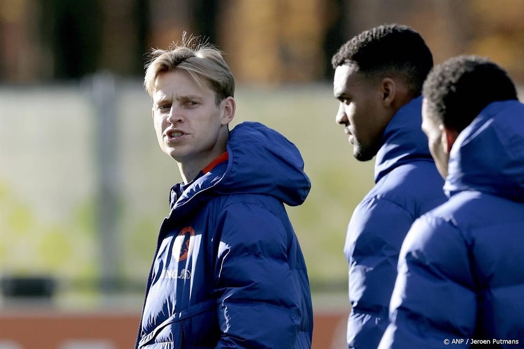 Koeman vindt het zinloos om De Jong als invaller mee te nemen 