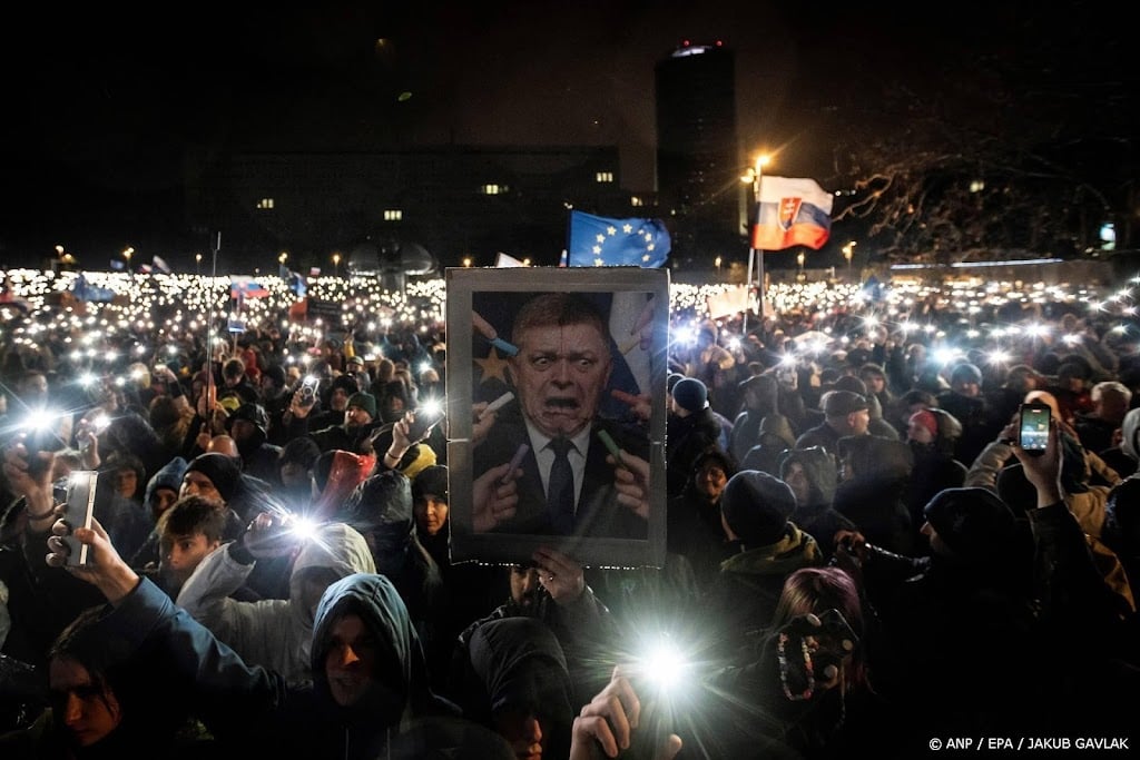 Tienduizenden Slowaken protesteren tegen premier Fico