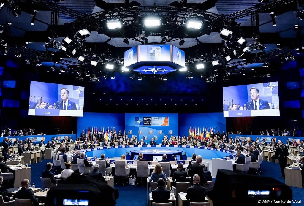 NAVO-top kampte met hongerige bewaker, zieke iep en losse drempel