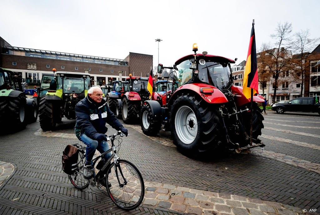 Honderden boeren bij Provinciehuis Arnhem 