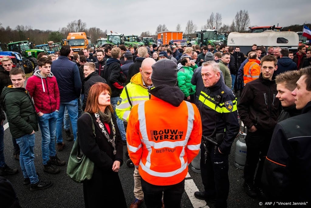 Tientallen boeren bekeurd op snelwegen bij Bavel en Amsterdam