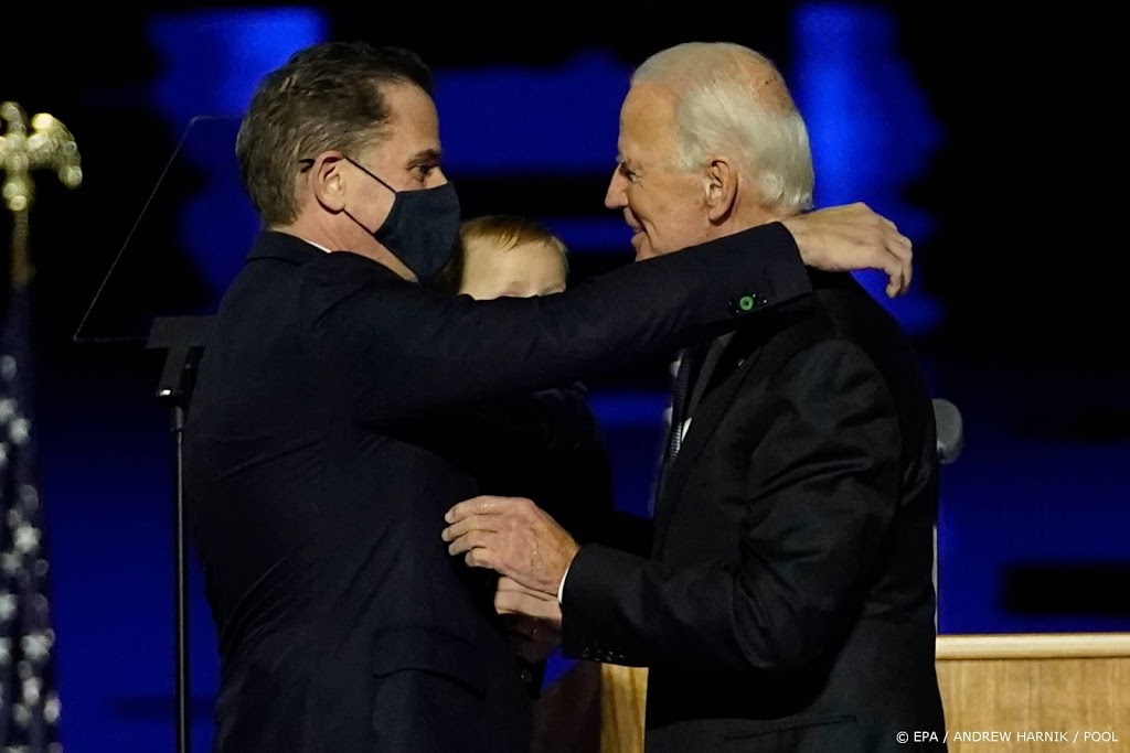 Biden steunt zoon Hunter tijdens belastingonderzoek