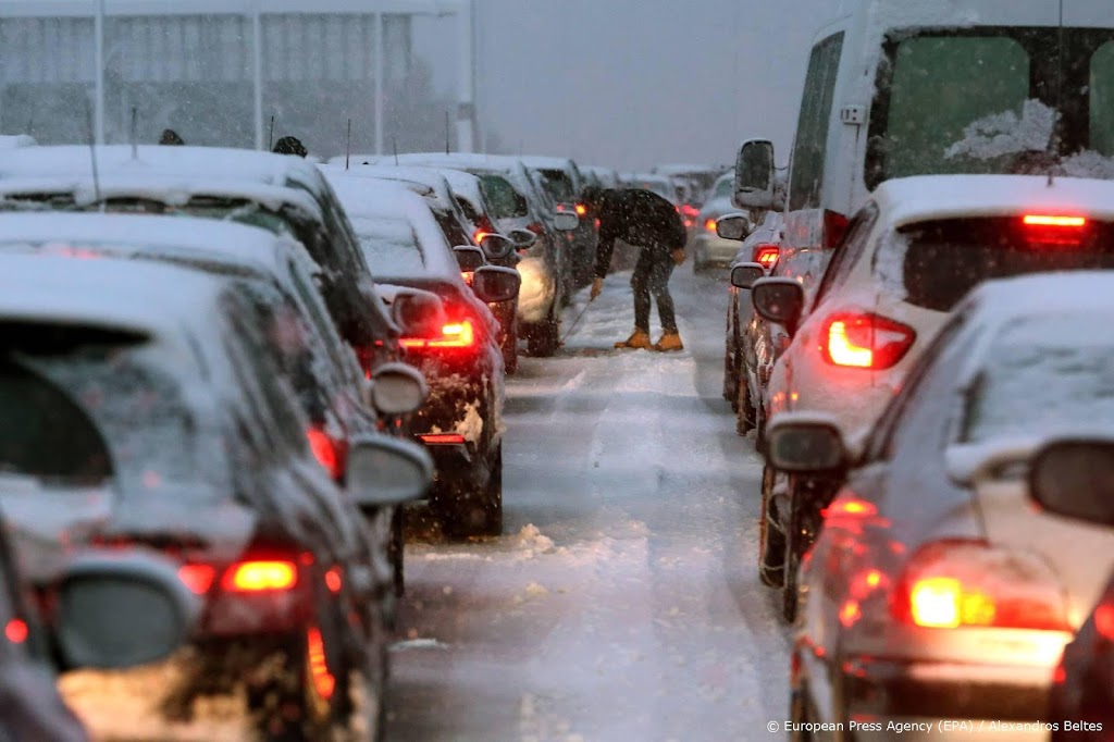 Duizenden auto's uren vast op snelweg Japan door sneeuwstorm