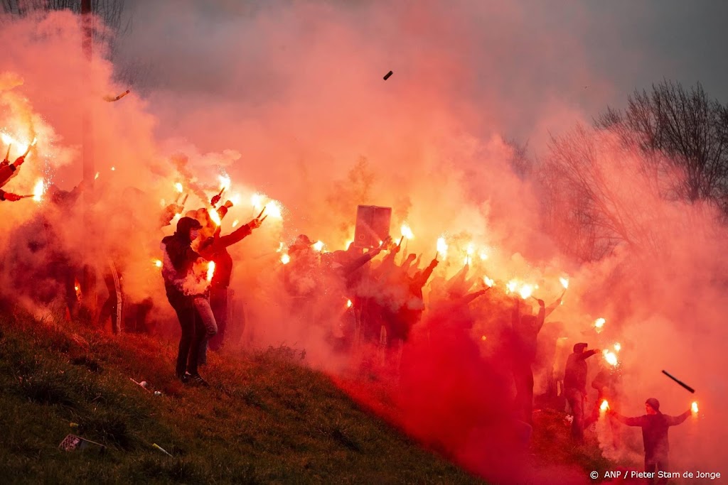 Feyenoord-fans met vuurwerk bij laatste training voor Klassieker