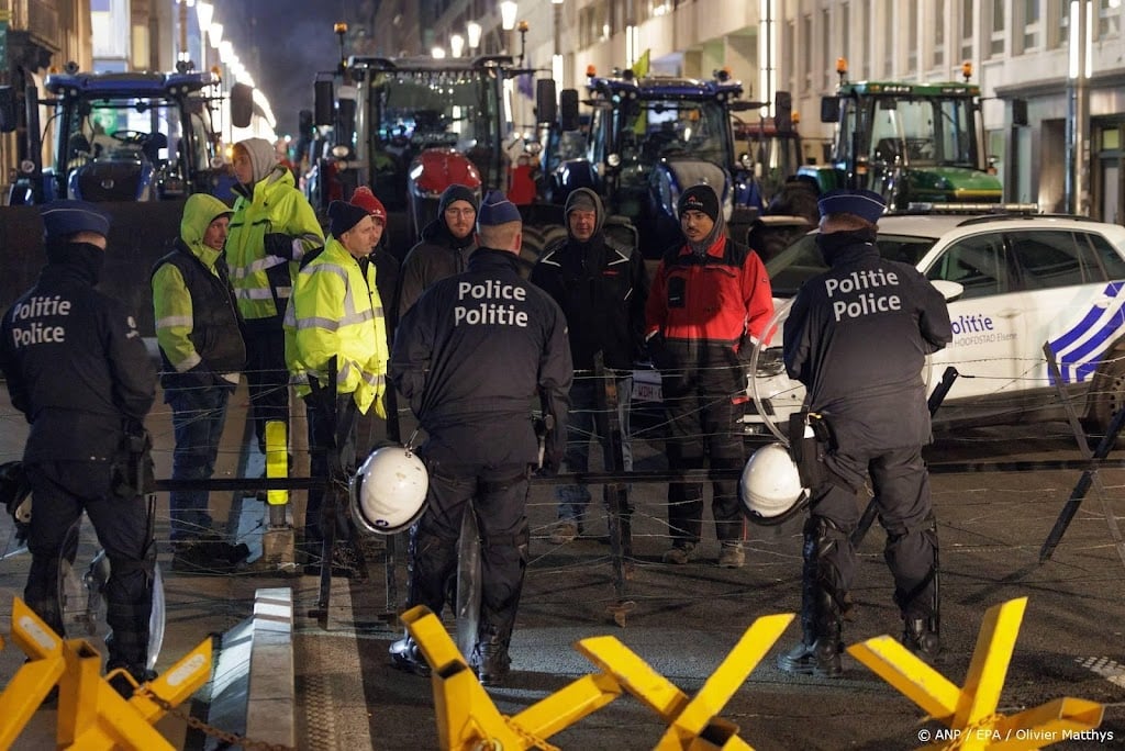Boeren gooien stenen naar politie Brussel, traangas ingezet