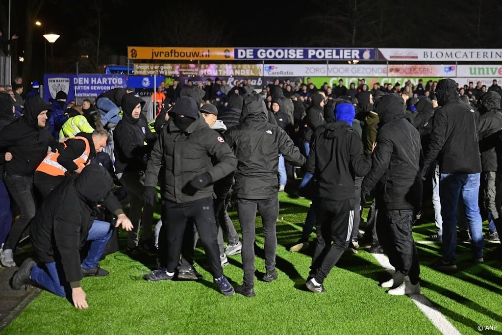 Grote vechtpartij op veld Spakenburg na wedstrijd tegen FC Twente