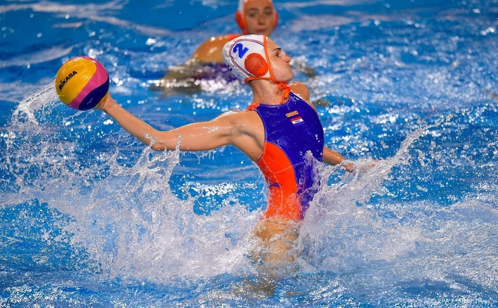 Waterpolosters als groepswinnaar naar kwartfinales EK