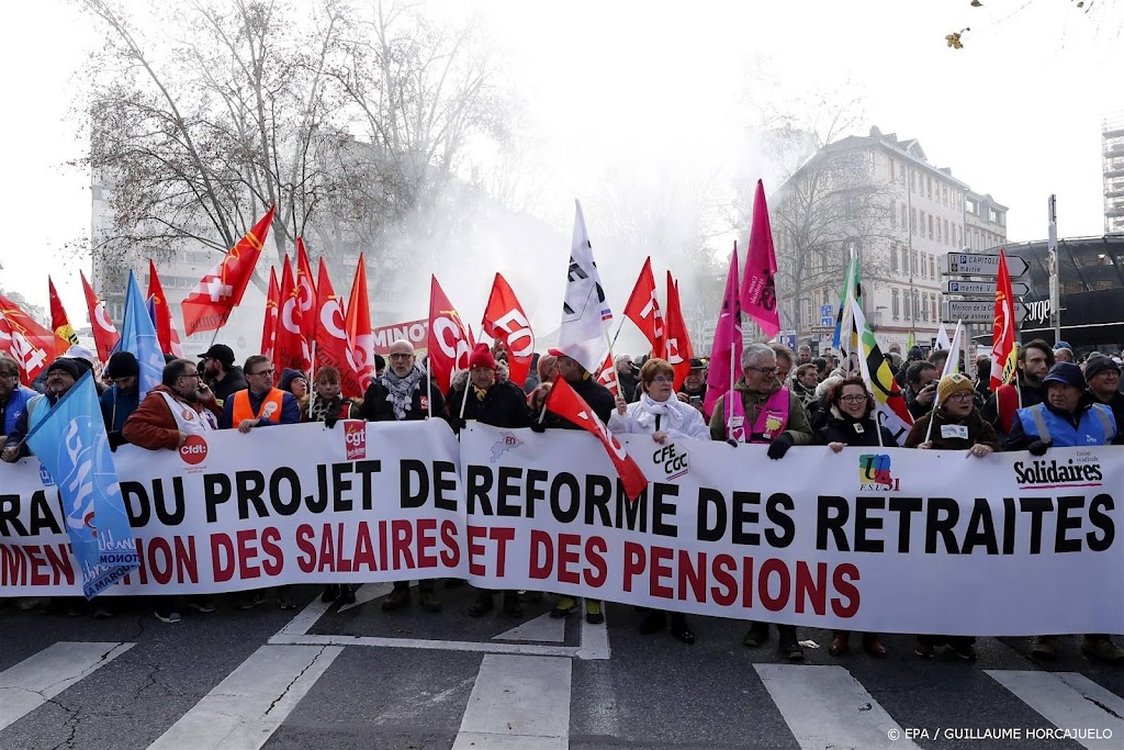 Fransen betogen massaal tegen pensioenplannen, Eiffeltoren dicht