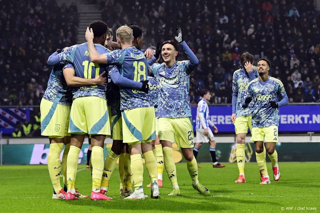 Ajax verslaat Heerenveen en profiteert van falende concurrenten 