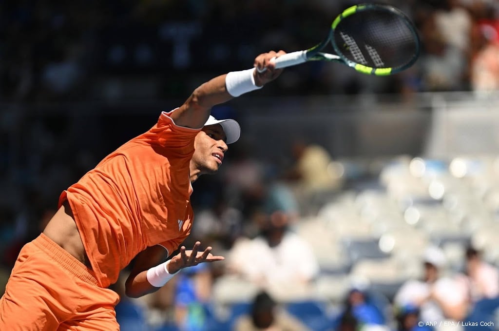 Tennisser Auger-Aliassime geeft op met kramp bij Australian Open