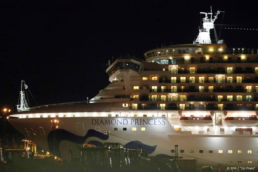 Passagiers verlaten cruiseschip in Japanse haven