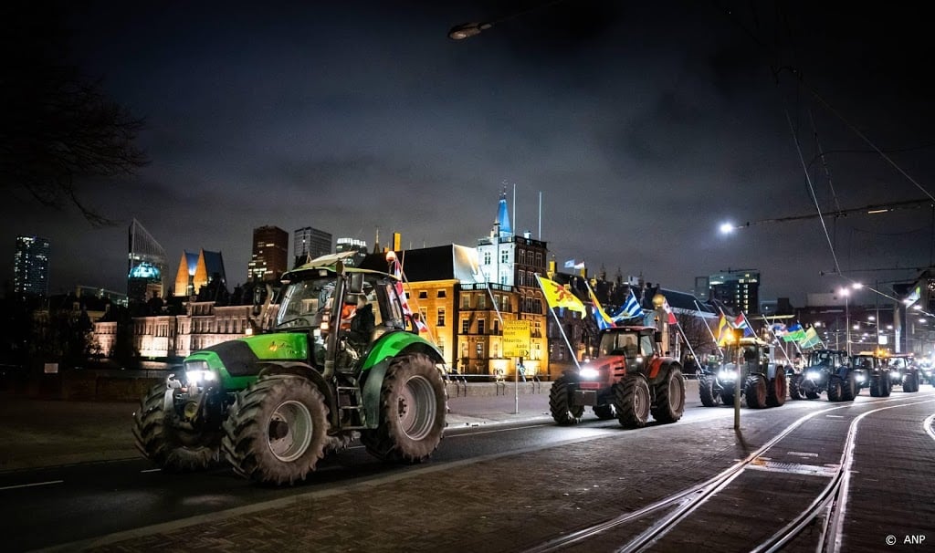 Boeren rijden via A12 Den Haag binnen