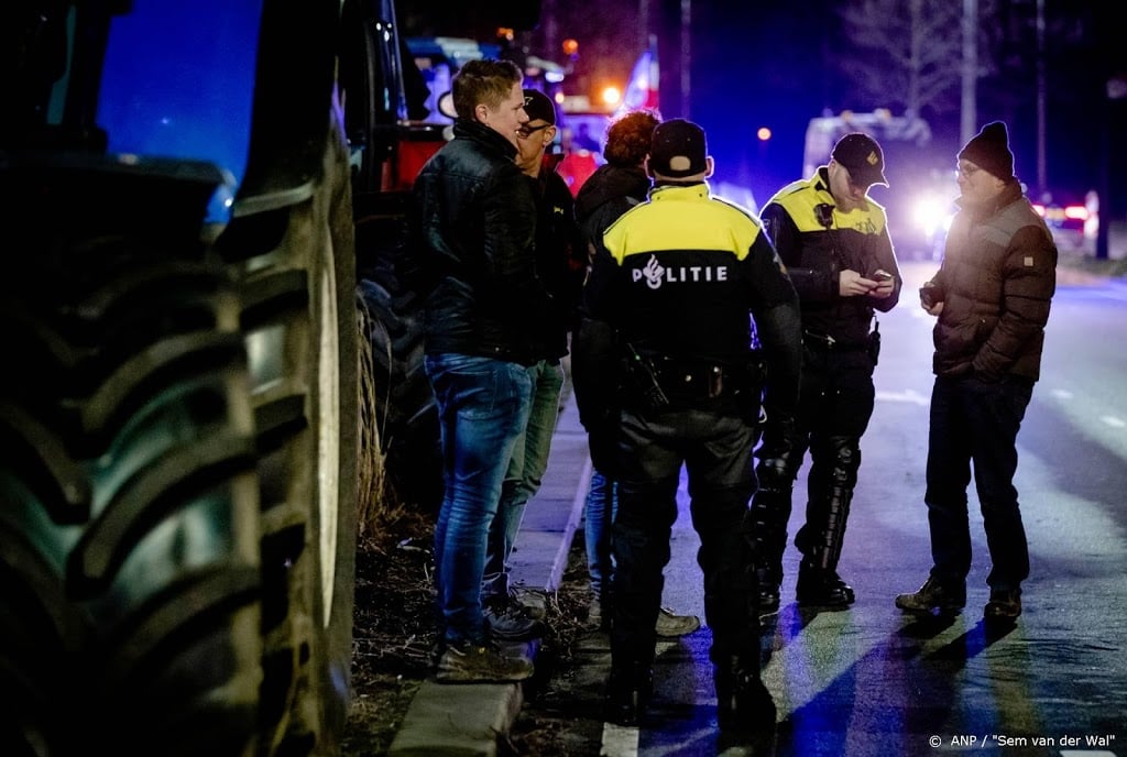 Politie bekeurt boeren voor negeren snelwegverbod