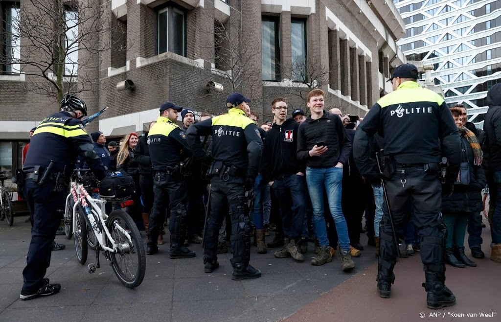 Politie dringt boeren terug richting Koekamp