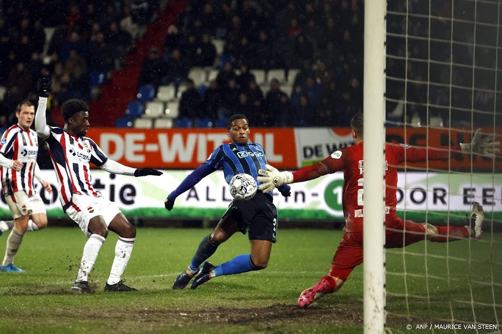 Ajax heeft aan doelpunt Timber voldoende in Tilburg 