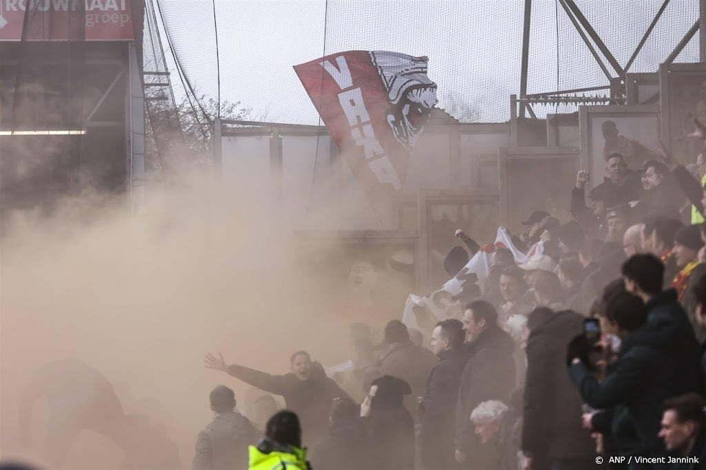 Duel tussen Go Ahead en Twente stilgelegd na onrust op de tribune