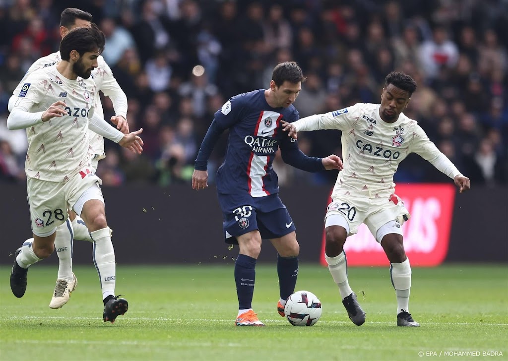 Messi schiet PSG in blessuretijd uit vrije trap langs Lille: 4-3