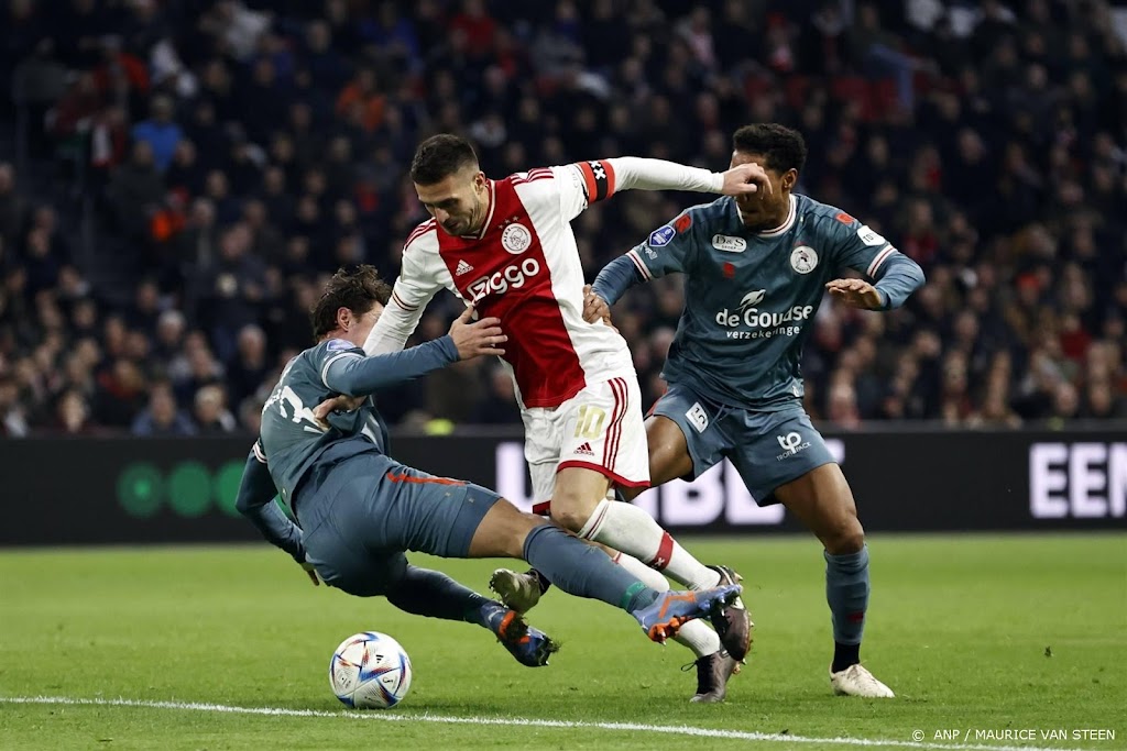 Aanvoerder Tadic helpt Ajax aan simpele zege op Sparta Rotterdam