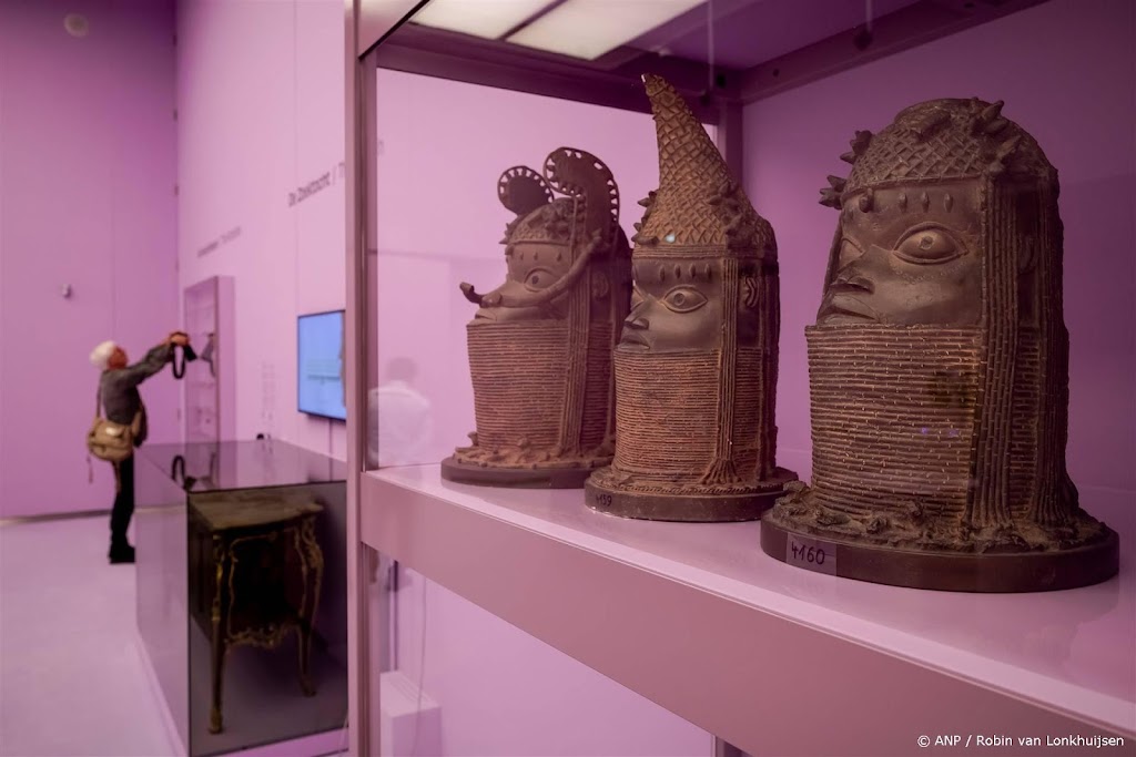 Nederland geeft geroofde Benin Bronzen terug aan Nigeria