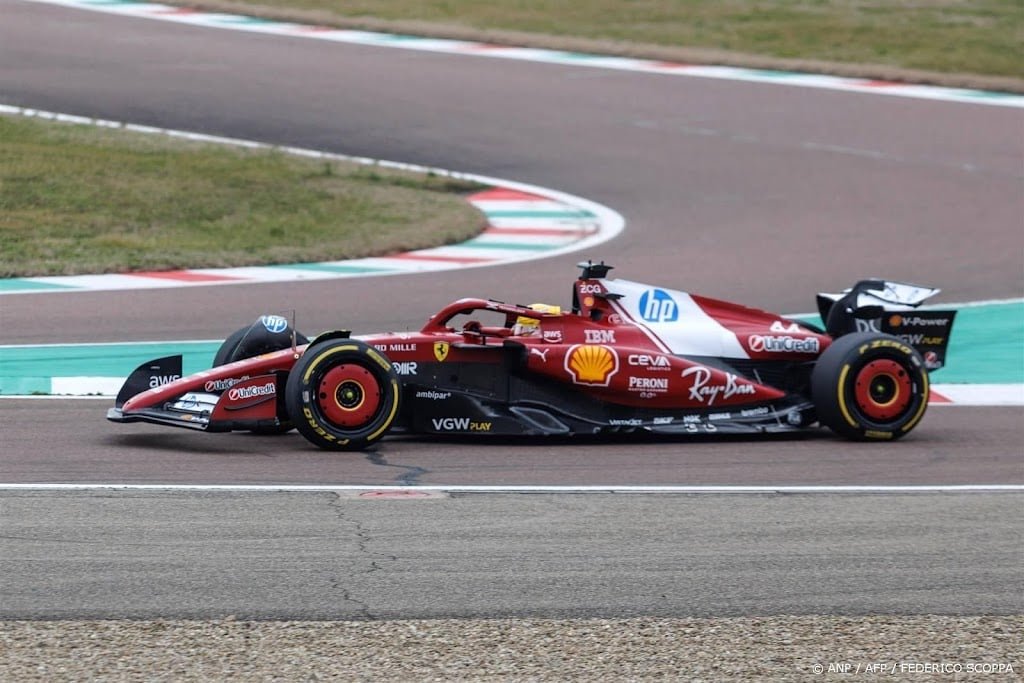 Hamilton heeft 'verkwikkende' ervaring in nieuwe Ferrari 
