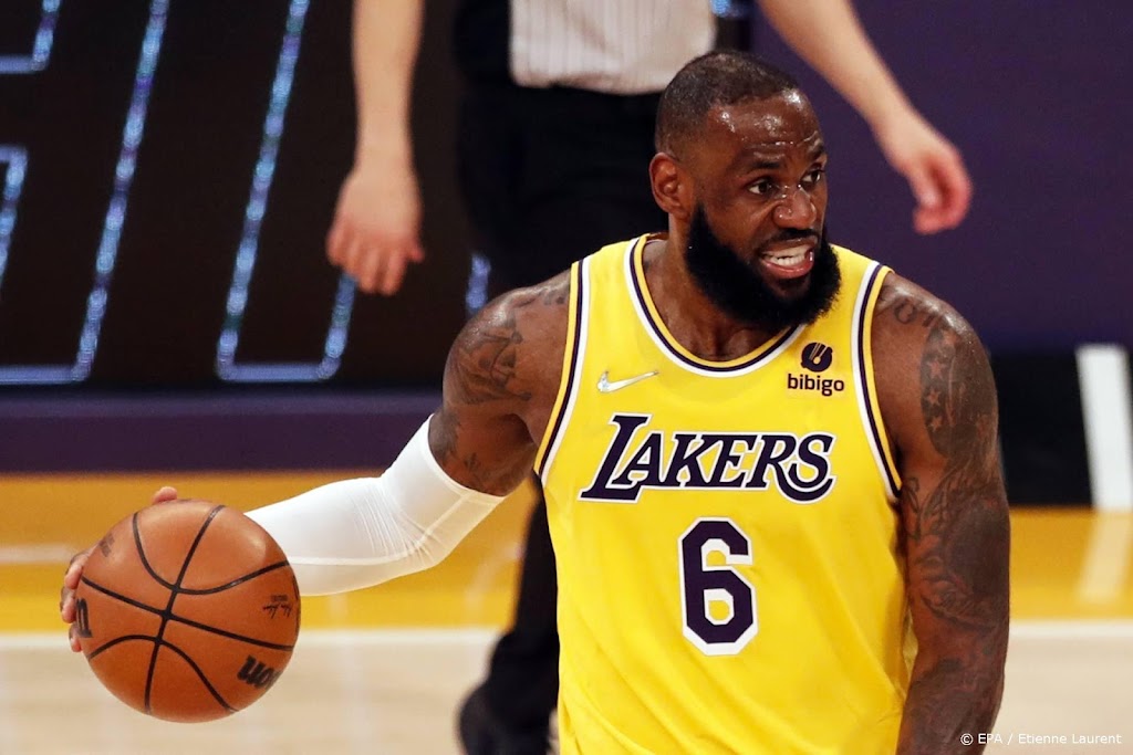 Basketballers LA Lakers behalen belangrijke zege in NBA