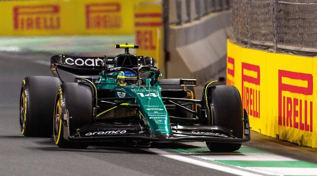 Alonso incasseert gelaten tijdstraf na podiumceremonie Jeddah